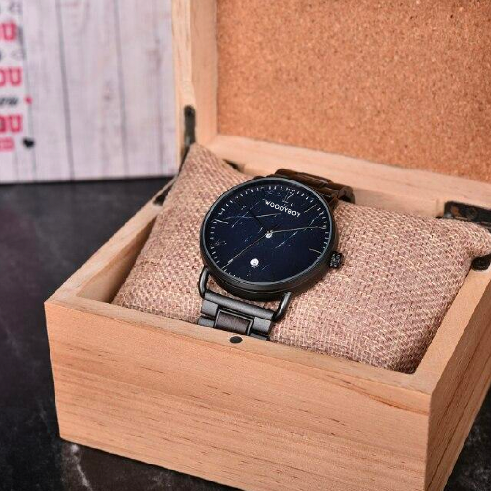 montre-bois-marron-bleue-vert-watche-heure-woodyboy-fait-main-haute-qualité-naturel-nature-cadran-temps-cuir-ecologique-eco-ecolo-bio-ecoresponsable-animaux-chêne-bambou-marque-francaise-made-in-france-homme-femme-man-woman-men-women-bijoux-luxe-tendance-beau-belle-chic-liege-rond-ronde-carré-carre-unique-intemporelle