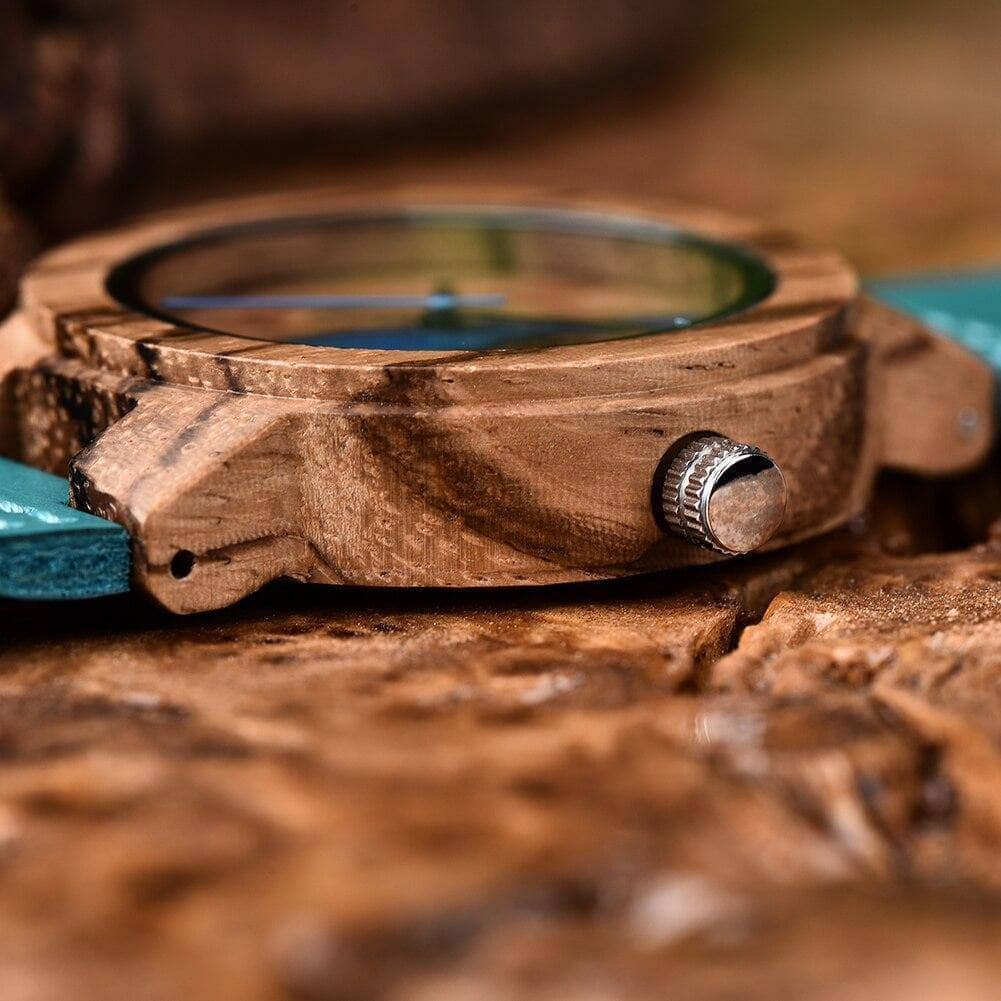 montre-bois-marron-bleue-vert-watche-heure-woodyboy-fait-main-haute-qualité-naturel-nature-cadran-temps-cuir-ecologique-eco-ecolo-bio-ecoresponsable-animaux-chêne-bambou-marque-francaise-made-in-france