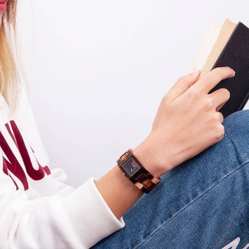montre-bois-marron-bleue-vert-watche-heure-woodyboy-fait-main-haute-qualité-naturel-nature-cadran-temps-cuir-ecologique-eco-ecolo-bio-ecoresponsable-animaux-chêne-bambou-marque-francaise-made-in-france-homme-femme-man-woman-men-women-bijoux-luxe-tendance-beau-belle-chic-liege-rond-ronde-carré-carre-unique-intemporelle