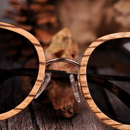 Lunette-bois-marron-woodyboy-fait-main-qualité-naturel-verre-ecologique-bio-ecoresponsable-animaux-recyclable-monture-made-in-france-homme-femme-man-woman-tendance-desing-beau-belle-chic-style-rond-unique-intemporelle-originale-bambou-lunettes-artisanale-optic-unisex-paire-de-lunette-de-vue-tendance-2023-ethique